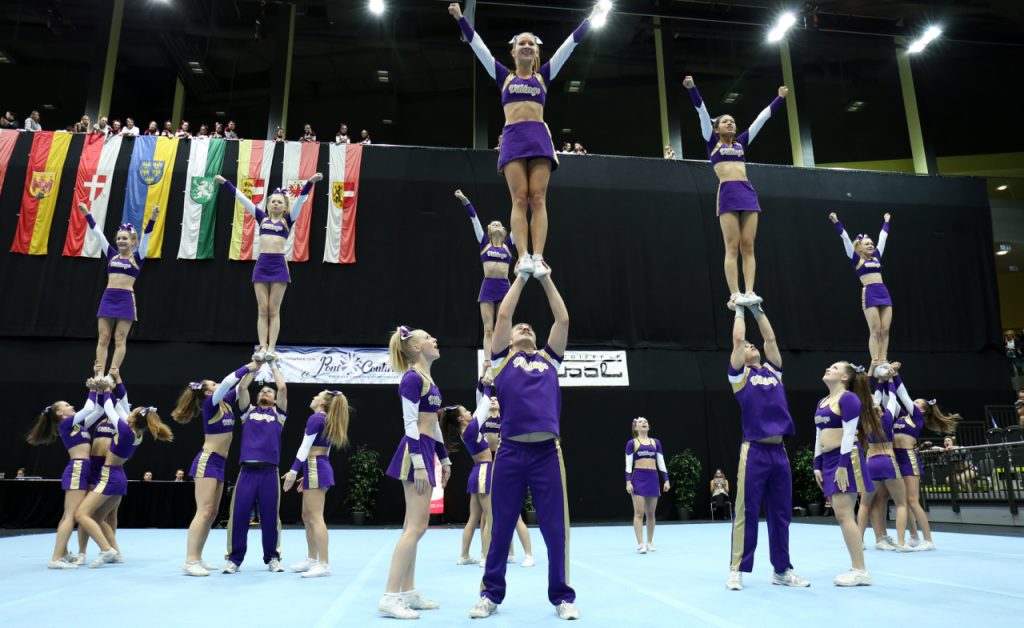 Vikings Cheerleader beim Santa’s Cheer Cup in Györ