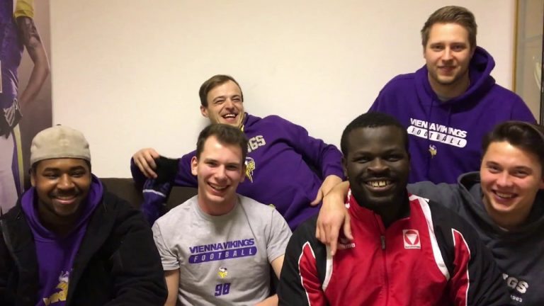 Die Dacia Vikings Linebacker auf der purple Couch