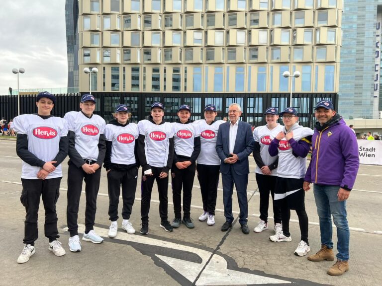 Athlet:innen der Vikings Football & Cheer Academy beim Vienna City Marathon