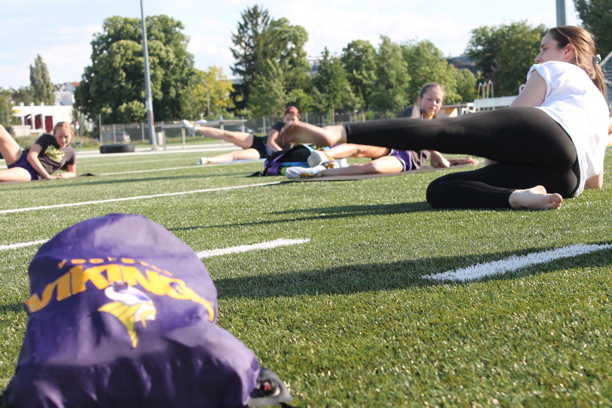 Dacia Vikings Cheerleader im Outdoor-Trainingsmodus